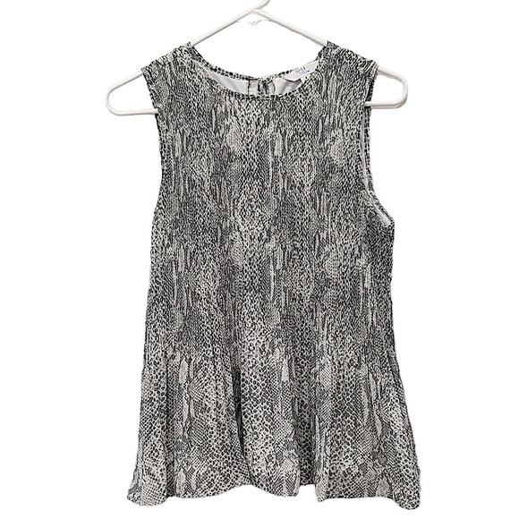 NWOT Time & Tru Gray and White Snakeskin Print Pleated Top Size Small - Picture 1 of 8